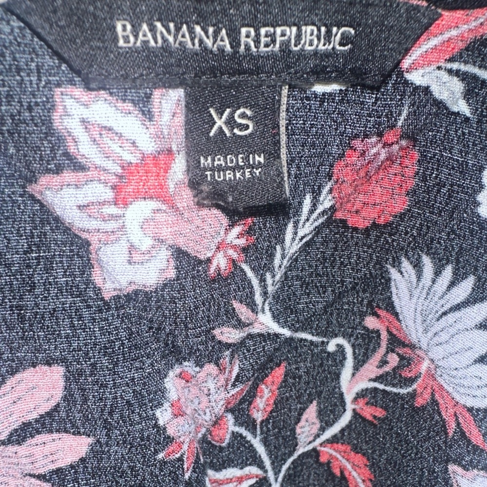 Banana Republic Women’s Black and Red Floral Printed Wrap Top size XS - Picture 5 of 7